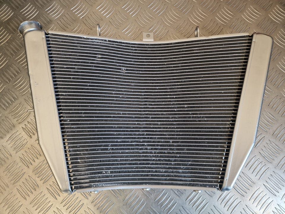 Imagem WhatsApp 2025-09-24 às 11.25.11_615b7914 Radiador de Água Suzuki GSXR1000 K5/6 05-06 - Image 1