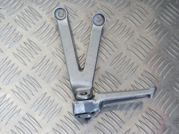 Suporte Esquerdo Passageiro Honda CBR900RR 929 00-02 - Image 2