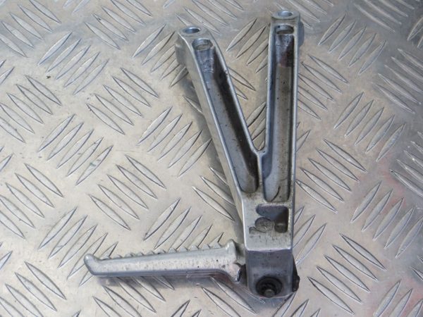 Suporte Esquerdo Passageiro Honda CBR900RR 929 00-02 - Image 4