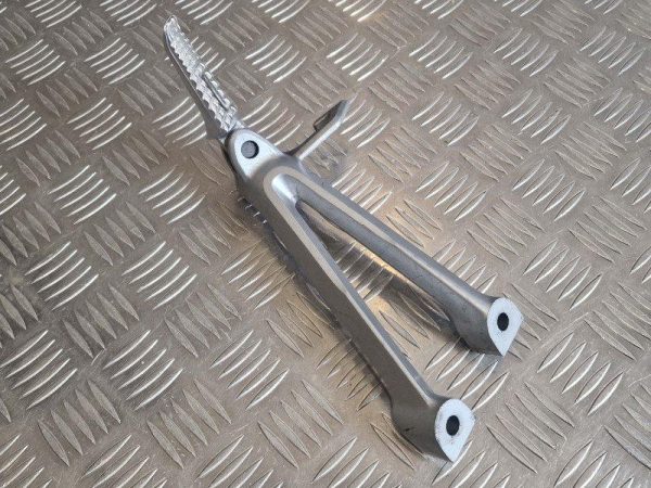 Suporte Direito Passageiro Suzuki GSXR600/750 K6/7 - Image 2