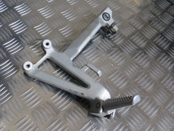 Suporte Esquerdo Passageiro Honda CBR600F 97-98 - Image 2