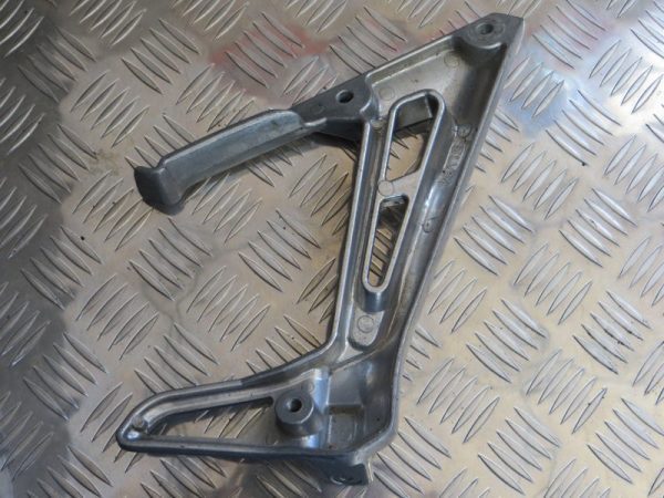 Suporte Esquerdo Passageiro Yamaha FZS1000 01-05 - Image 2