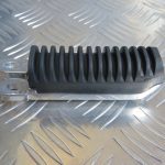 Pousa Pés Direito Condutor Suzuki GSXR1100 89-98/ RF600 93-96/ GSF600 95-04/ GSF1200 96-06/ GSF400 91-93 Bandit