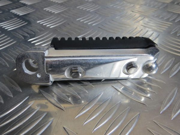 IMG_9317 Pousa Pés Direito Condutor Suzuki GSXR1100 89-98/ RF600 93-96/ GSF600 95-04/ GSF1200 96-06/ GSF400 91-93 Bandit - Image 3