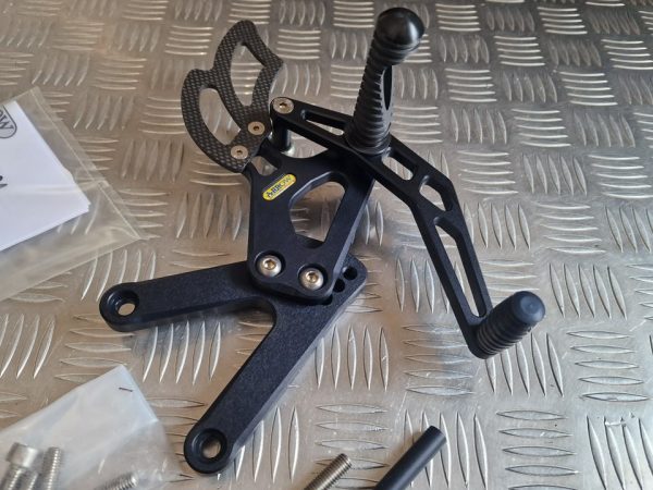 Kit Suportes Pousa pés condutor Competição Yamaha YZF R1 04-06 - Image 2