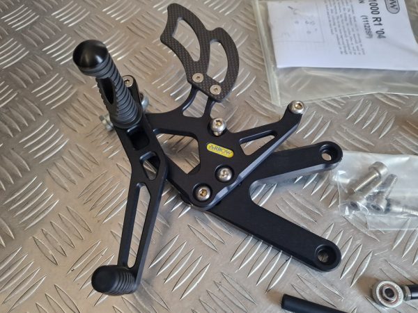 Kit Suportes Pousa pés condutor Competição Yamaha YZF R1 04-06 - Image 3