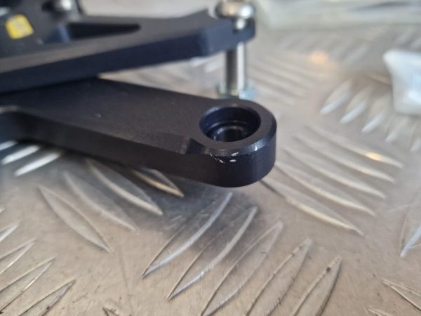 Kit Suportes Pousa pés condutor Competição Yamaha YZF R1 04-06 - Image 4