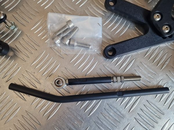 Kit Suportes Pousa pés condutor Competição Yamaha YZF R1 04-06 - Image 5