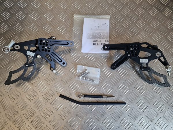 Kit Suportes Pousa pés condutor Competição Yamaha YZF R1 04-06 - Image 6