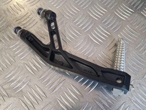 Suporte Pousa Pés Traseiro Direito Yamaha R1 15-19 - Image 4