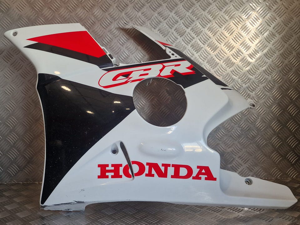 WhatsApp Image 2026-10-27 at 15.04.261 Carenagem Lateral Esquerda Honda CBR600F 1991-1994 - Image 1