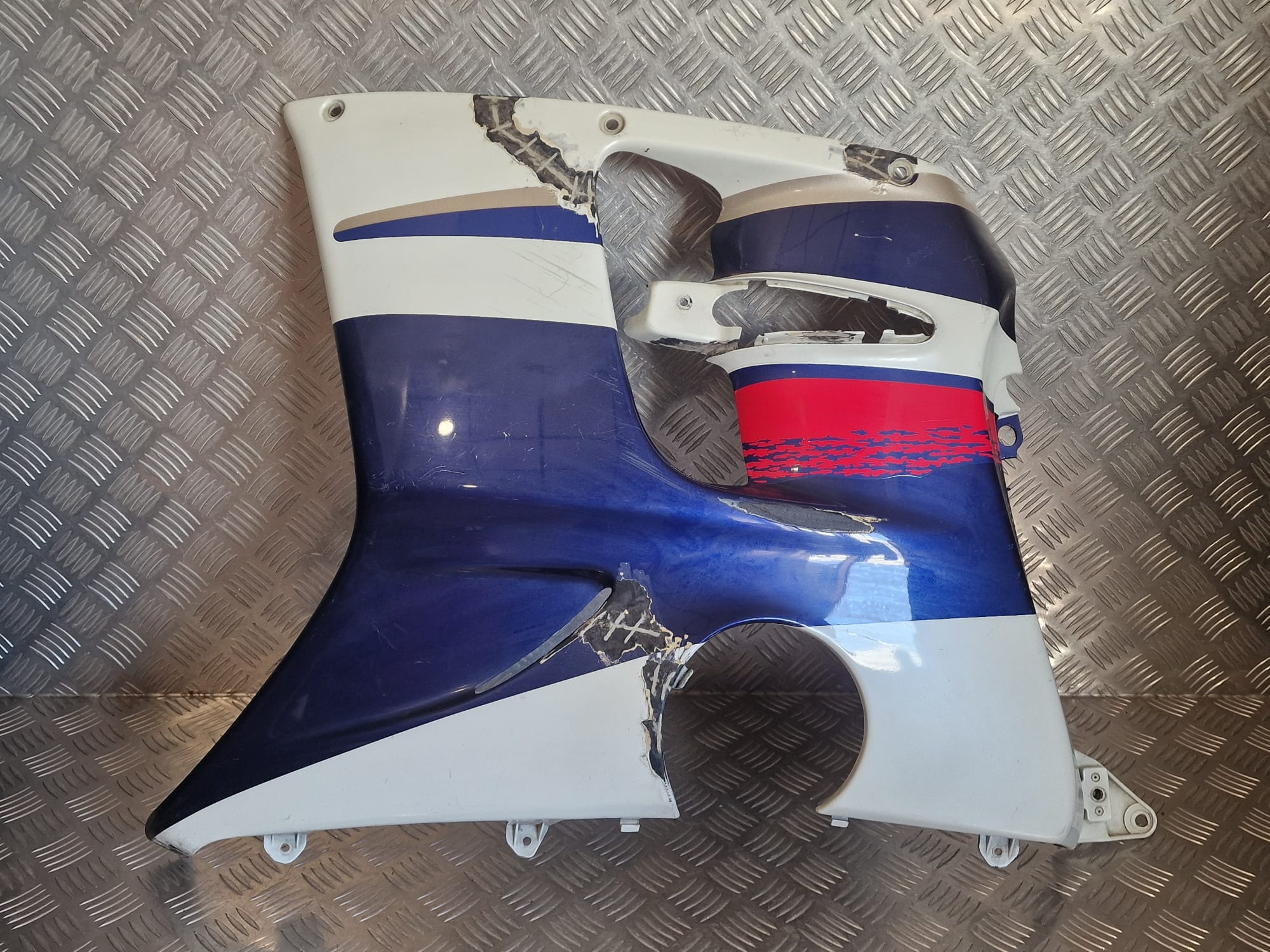 WhatsApp Image 2026-10-27 at 15.41.131 Carenagem Lateral Esquerda Honda CBR1000F 1993-1996 - Image 1