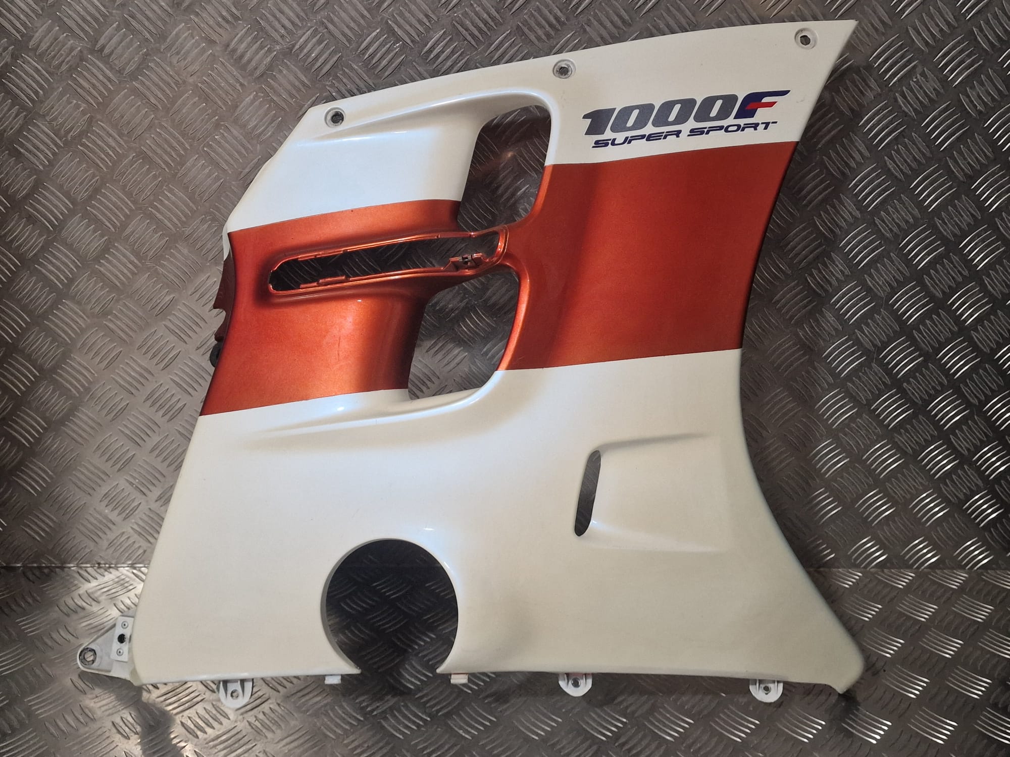 WhatsApp Image 2026-10-27 at 18.28.021 Carenagem Lateral Direita Honda CBR1000F 1989-1992 - Image 1