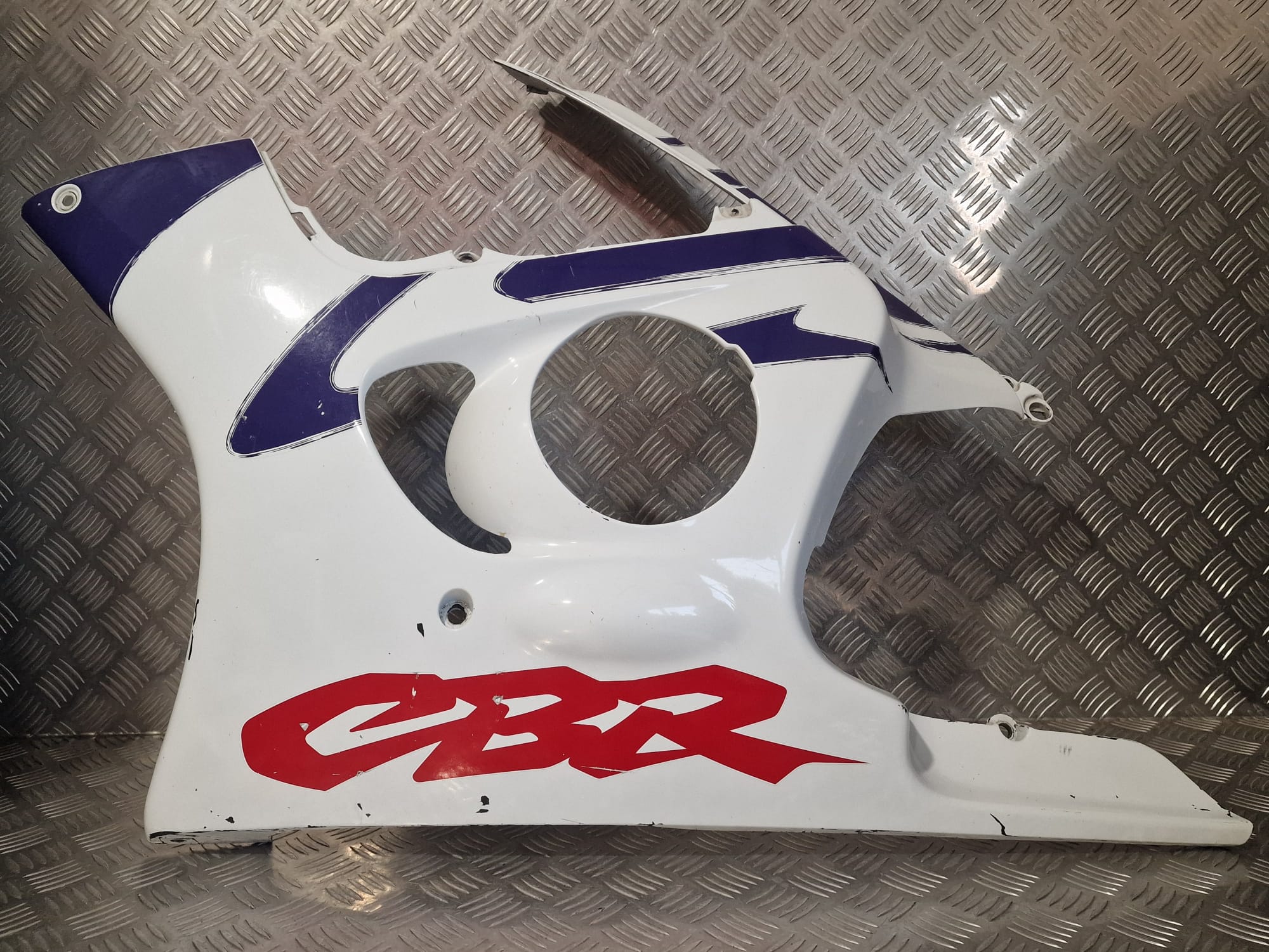 WhatsApp Image 2026-10-28 at 17.58.311 Carenagem Lateral Esquerda Honda CBR600F 1995-1998 - Image 1